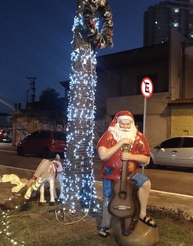 Praça Ives Ota decorada para o Natal