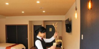 Cerveja artesanal é oferecida em quarto de hotel em Mie