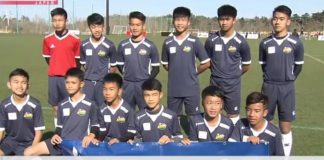 Garotos resgatados de caverna na Tailândia jogam futebol em Fukushima