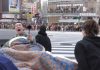 Vídeo: YouTuber dorme em uma cama no cruzamento de Shibuya