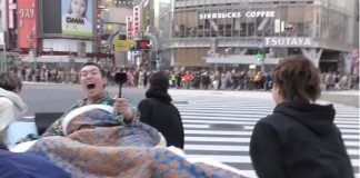 Vídeo: YouTuber dorme em uma cama no cruzamento de Shibuya