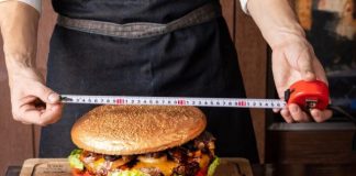 Hotel em Tóquio cria hambúrguer gigante de US$ 900 para homenagear novo imperador