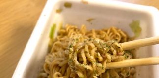 Yakisoba coberto com pó de ouro, para celebrar o fim da Era Heisei