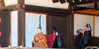 Novo casal imperial participa dos primeiros rituais com roupas tradicionais