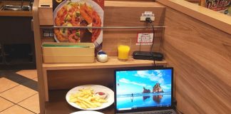 Mesa para uma pessoa? É como jantar num home-office!