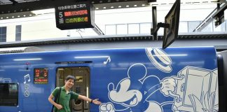 Trem expresso temático limitado de Mickey Mouse em Kyushu