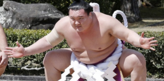 Após muitas lutas, lutador de sumô Yokozuna Hakuho consegue cidadania japonesa