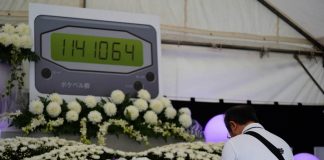 Japão vai desativar serviço de pager e usuários fazem funeral em Akihabara