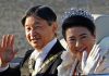 Japoneses aclamam o novo Imperador Naruhito na carreata por Tóquio