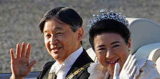 Japoneses aclamam o novo Imperador Naruhito na carreata por Tóquio