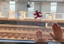 Vídeo de criança japonesa brincando com um ninja em um trem encanta internautas do mundo todo