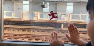 Vídeo de criança japonesa brincando com um ninja em um trem encanta internautas do mundo todo