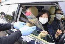 No Dia das Mães no Japão, teve drive-thru com flores em Kawasaki
