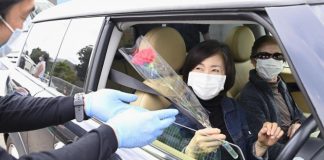 No Dia das Mães no Japão, teve drive-thru com flores em Kawasaki